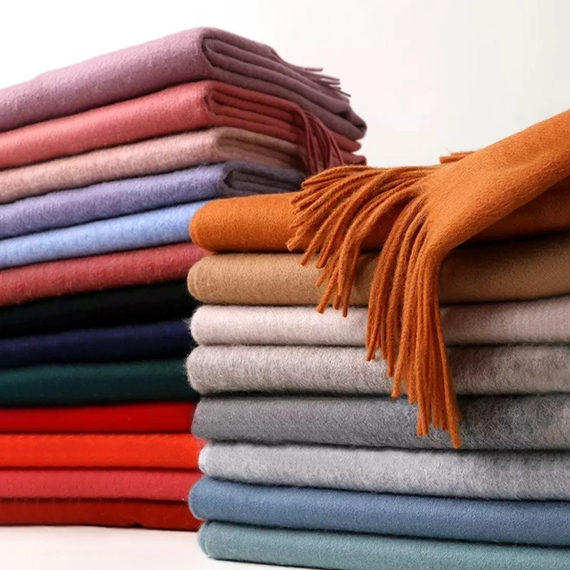 Cashmere Scarf - クラシックなデザインの、上質なカシミヤ風素材を使用した女性用スカーフ。冬にぴったりの、大きめのサイズで、様々なシーンで使える万能なマフラー。暖かく、おしゃれなショールとして、また女性への贈り物としても最適です。