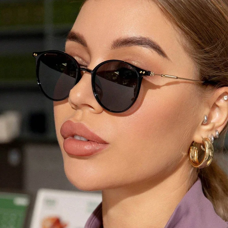 Designer Sunglasses - 新作、丸型、ヴィンテージ風サングラス。レトロで高級感のあるブランドデザイン。女性用サングラス、UVカット。