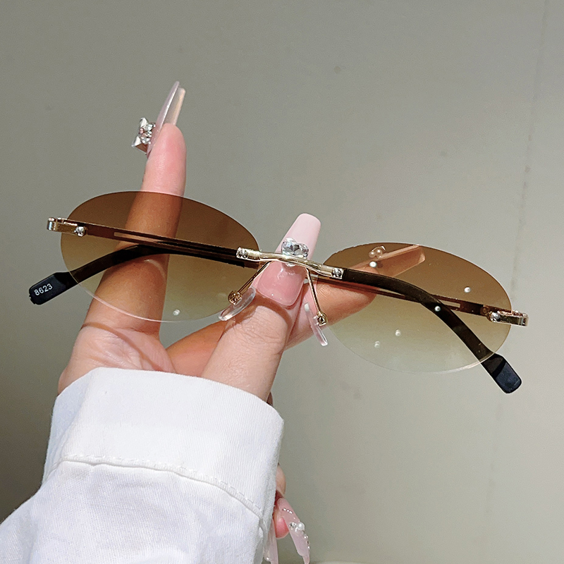 フレームレスのオーバル型サングラス。女性向け、グラデーション - Designer Sunglasses のレビューと価格